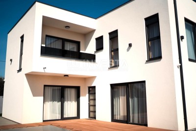 Medulin, Nova vila s bazenom i krovnom terasom, samo 200 m od mora