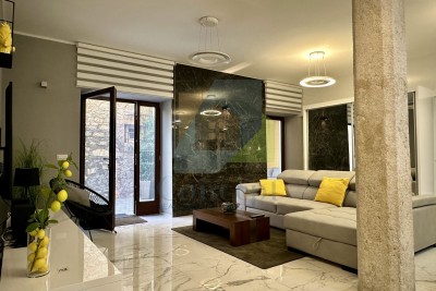 Poreč, centrum, Luxusní byt v přízemí ve starobylém jádru, 40 m od moře