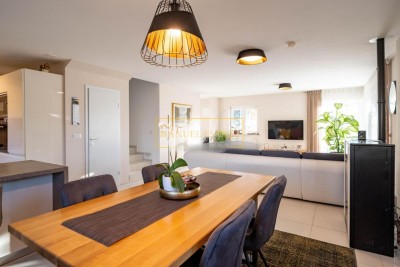 PRILOŽNOST! ČUDOVIT DVOETAŽNI APARTMA S 3 SPALNICAMI V POREČU, BLIZU MORA IN CENTRA!