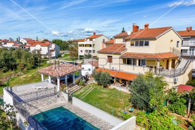 Apartmanska kuća u Puli s 5 apartmana, garažom i bazenom!