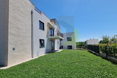 Poreč, dintorni, Appartamento al piano terra con 3 camere da letto e giardino, a 1 km dal mare