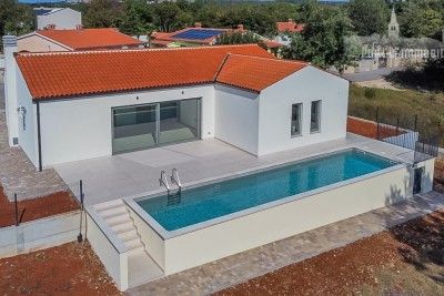 Neues eingeschossiges Haus mit großem Pool und Blick auf die Natur