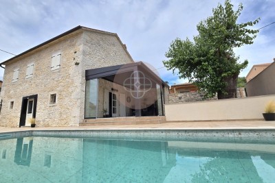 Casa in pietra splendidamente ristrutturata e arredata con riscaldamento a pavimento e piscina