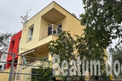 Opportunità speciale: casa a schiera nella zona di Umag, a soli 300.000 euro.