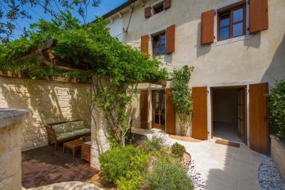 Renovated stone house with a courtyard, close to Poreč and the sea, for sale