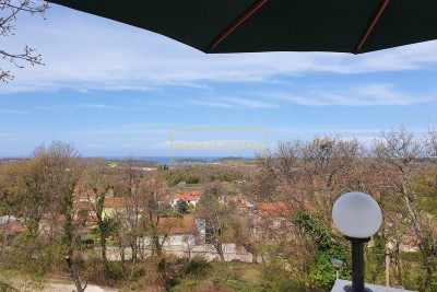 ZUM VERKAUF: HAUS MIT DRITT APARTMENTS IM BEREICH POREČ, ISTRIEN!