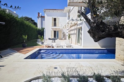 Luxury villa with pool, 800 m from the sea