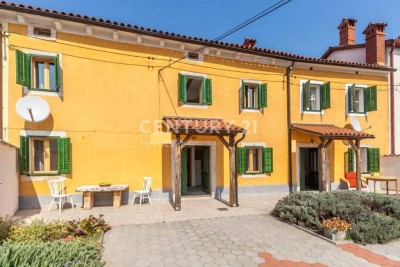 PULA, KUĆA S DVIJE SPAVAĆE SOBE U CENTRU MANJEG MJESTA