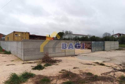 PRILIKA – Parcela s 2 kontejnera i nadstrešnicom za skladištenje