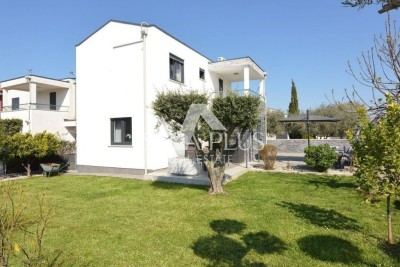 Istra, Poreč okolica - Moderna obiteljska kuća sa lijepim dvorištem  , pogled na more