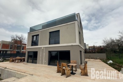 Kuća sa bazenom,pogled na more,nedovršena, Poreč