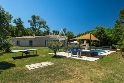 Istra, Kršan: Moderna kuća s bazenom i intimom