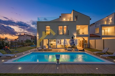 Poreč-okolica-opremljena hiša 261m2-pogled na bazen