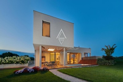 Lepa vila s pravljičnim vrtom, z bazenom in pogledom na morje, Istra, Umag