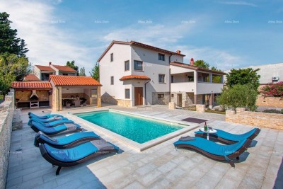 Premantura, freistehendes Haus mit 5 Schlafzimmern. Nähe zum Meer.