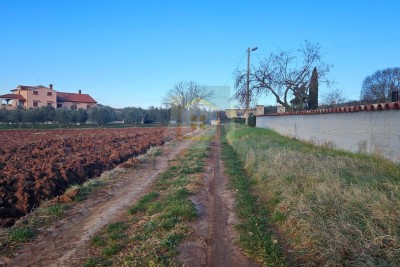Poreč, okolí, stavební pozemek na klidné lokalitě, 8 km od moře