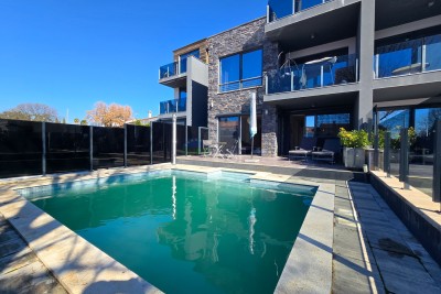 Wunderschöne Wohnung mit Pool, 5 km von Poreč