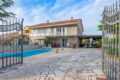 Eccellente opportunità! Vendita - casa attraente con piscina e giardino curato, Banjole!