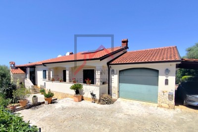 Single-storey house with 2 bedrooms, swimming pool and garage, in a quiet location near Poreč