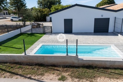 Nuova costruzione – Casa moderna al piano terra con piscina riscaldata e giardino curato