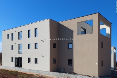 Istria, Poreč-Parenzo, nuovo appartamento di 95 m2 con giardino privato di 115 m2, a circa 800 m dal mare (in linea d'aria)