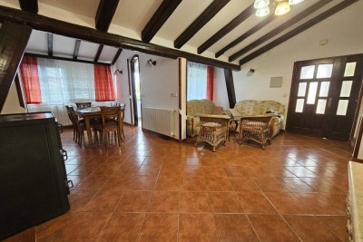 POREČ, PRODAJE SE STAN S VRTOM,  DVIJE GARAŽE, 2 KM OD MORA