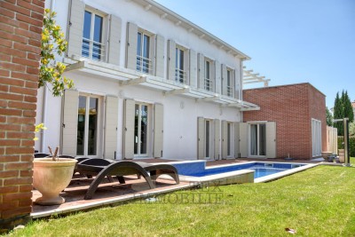 Luxury villa with pool and separate apartment 1300 m from the sea