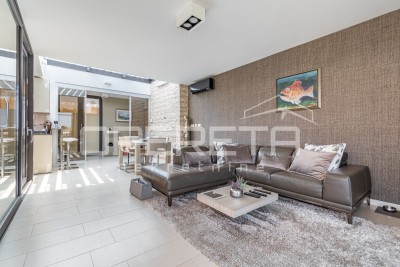 Istra, Poreč centar - Atraktivan penthouse 110 m2 s pogledom na more i garažom