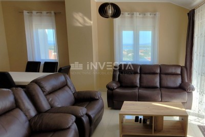 Ampio appartamento con 3 camere da letto, 2 terrazze e vista mare