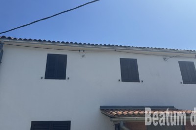 Stara kamnita hiša v središču Brtonigle