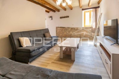 Adaptirana šarmantna kuća u nizu 100m2 Marčana