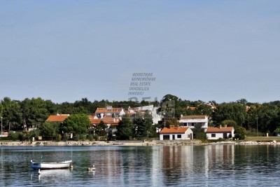 Ekskluzivna nekretnina sa potencijalom u prvom redu do mora