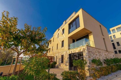 Istra, Savudrija: Luksuzna vila s pogledom i vrtom