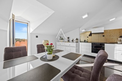 Istra, Rovinj, Prostorno stanovanje s teraso in vrtom na prodaj