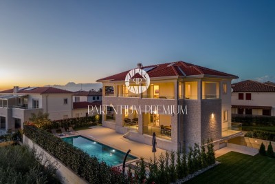 Luksuzna vila z bazenom, garažo in vinsko kletjo, 1km od morja