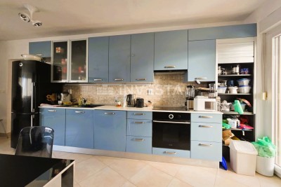 Pula – Štinjan, urejeno dvosobno stanovanje, prvo nadstropje, pogled na morje