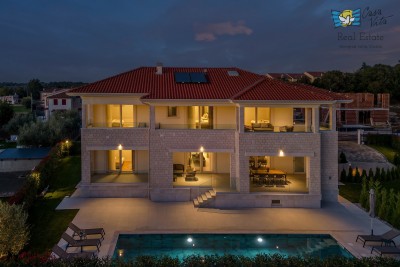 ISTRA, POREČ - Luxusvilla mit Pool und Garage 1 km vom Meer entfernt!