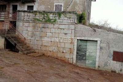 Dvojna autohtona istarska kuća u blizini Baderne