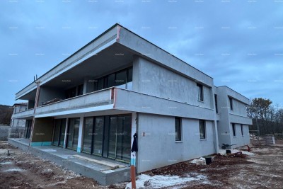 Prodaja - stan v novogradnji z vrtom in parkirnim mestom, Rovi