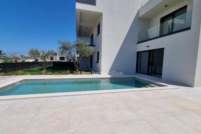 Poreč - kuća na tri etaže s bazenom, 1 km od mora