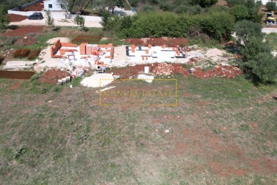 PRACHTIG HALFVRIJSTAAND HUIS IN POREČ, ISTRIË - EEN PERFECTE INVESTERING! - in aanbouw