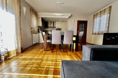 POREČ, POTPUNO OPREMLJEN I USELJIV STAN SAMO 400 METARA OD PLAŽE