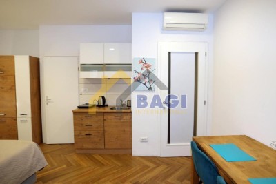 Zum Verkauf stehen zwei Studio-Apartments im Zentrum von Pula (43 m²).