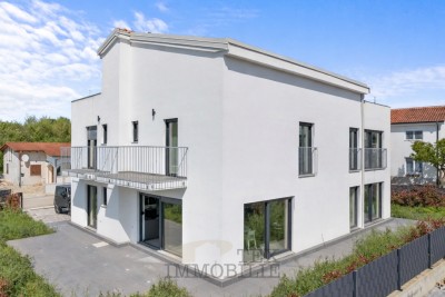 Moderno uređena dvojna kuća u Poreču – 1500m od mora