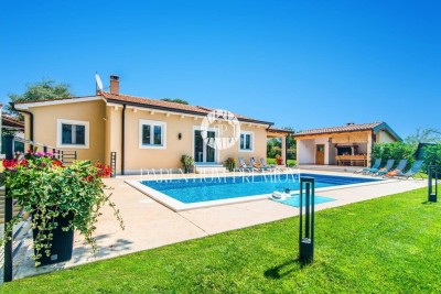 Prekrasna prizemnica s bazenom i velikom okućnicom