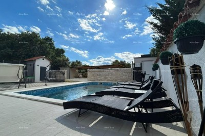 Prodajemo kuću sa više apartmana i bazenom. Pula Veli vrh.