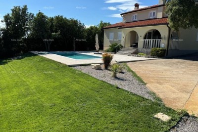 Raša, kuća s bazenom i pogledom na more