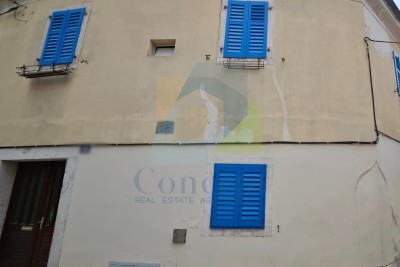 Poreč, centar, Kuća za renovaciju u starogradskoj jezgri grada, 40 m od mora