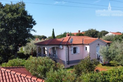 Namještena prizemna kuća na mirnoj lokaciji nedaleko Vrsara