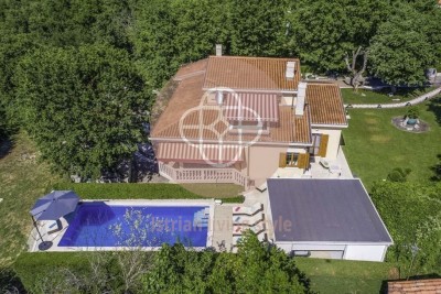 Luksuzna vila na sunčanoj lokaciji u blizini grada